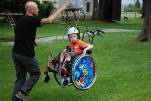 Paul fliegt mit dem Rollstuhl durch die Luft. 