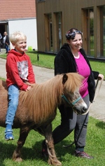 Simeon und Melissa unterwegs mit dem Ponny