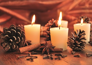 Festliches Weihnachtsbillett im Standard – Querformat : 14,8 x 10,5cm Zwei  Kerzengläser mit weißen brennenden Kerzen stehen auf einem weiß gestrichenen Holztisch schräg hintereinander angeordnet. Dekoriert sind die Gläser mit einem rot-weiß-karieren Band, das um den oberen Rand mit einer Masche vorne gebunden ist. Umgeben sind die Gläser mit Tannenzweigen und roten Christbaumkugeln und zarten roten Filzsternen. Die weiße Tischoberfläche ergänzt sich sehr gut mit den weißen Kerzen und dem kräftigen Grün und Rot.  Der Gesamteindruck ist frisch-fröhlich und doch festlich.  Nr.: 1558 B; Name: Weihnachtslicht; Quelle: almaje/Adobe Stock Einzelpreis: 2,10€ inkl. 10 % Mwst.